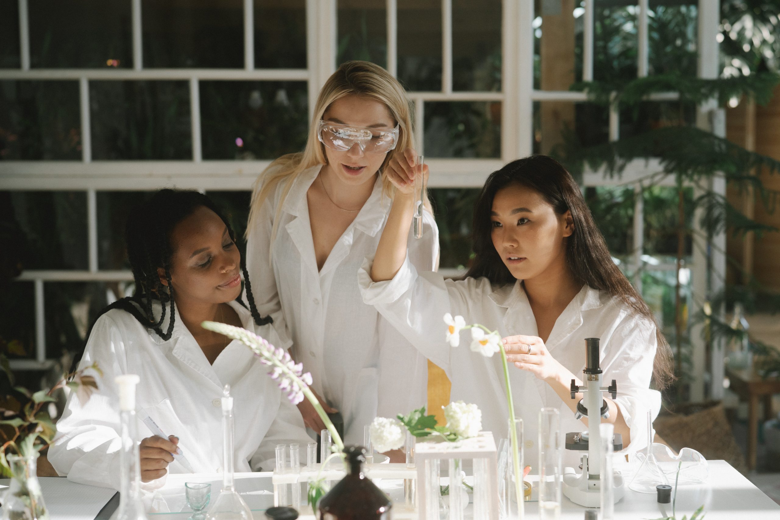 pexels-yaroslav-shuraev-8514627 chemical lab people