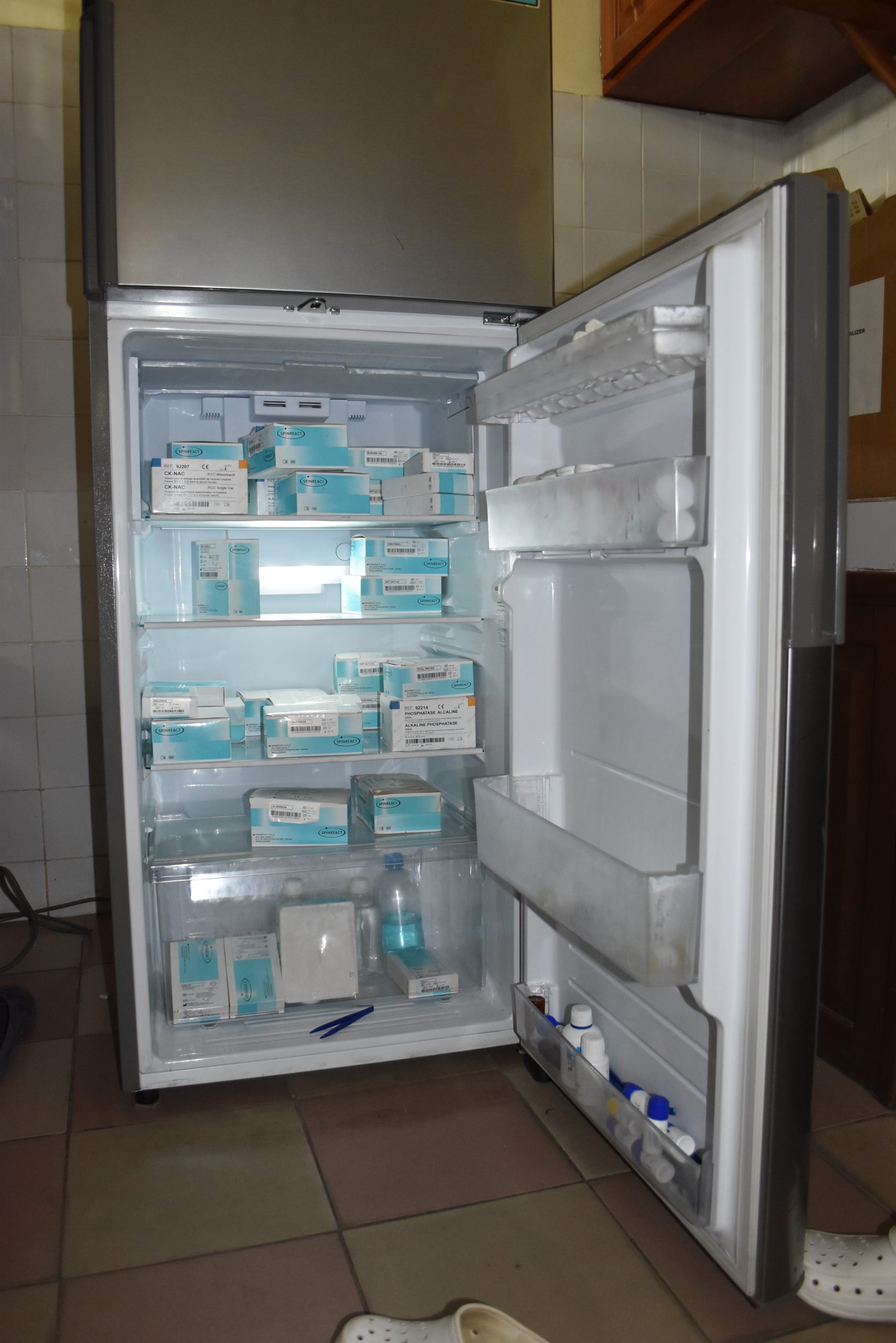 Réfrigérateur_de_laboratoire_de_conservation_d'échantillons_et_autres_produits_dans_un_hôpital_au_Bénin_04 Réfrigérateur_de_laboratoire_de_conservation_d'échantillons_et_autres_produits_dans_un_hôpital_au_Bénin_04